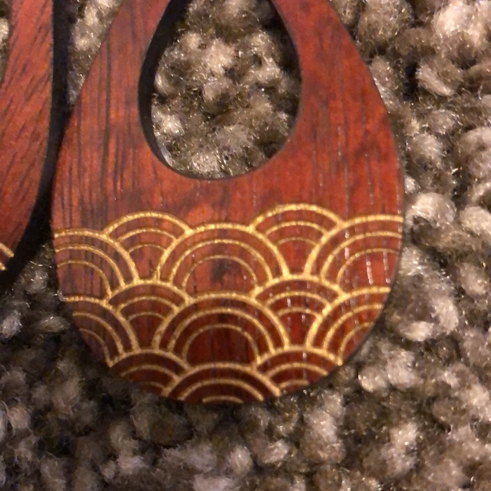 KOA Maui wood earrings inscribed WAVES - Picture 4 of 4